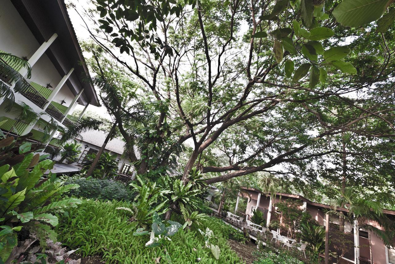 Tree House Hotel Sisaket Экстерьер фото