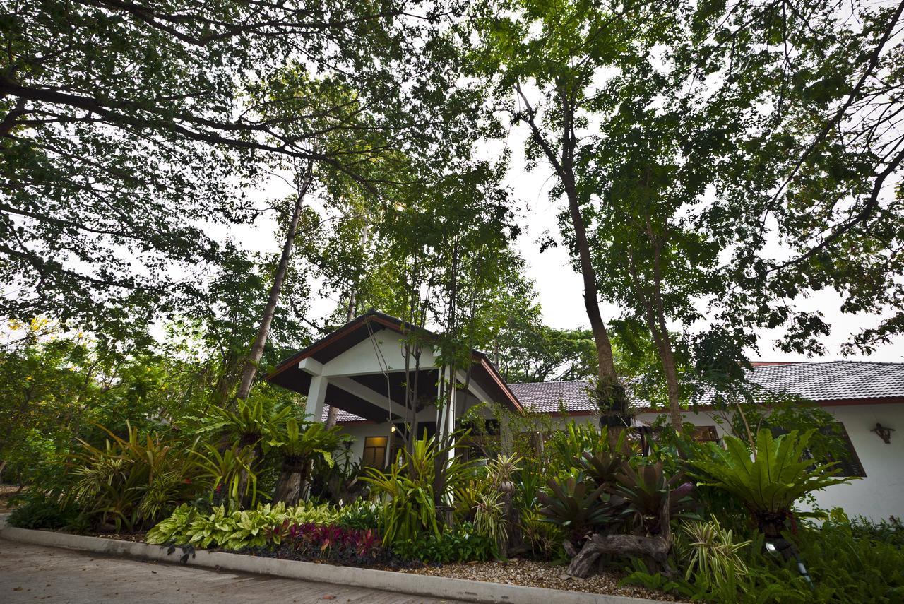 Tree House Hotel Sisaket Экстерьер фото