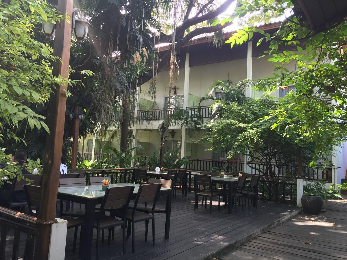 Tree House Hotel Sisaket Экстерьер фото